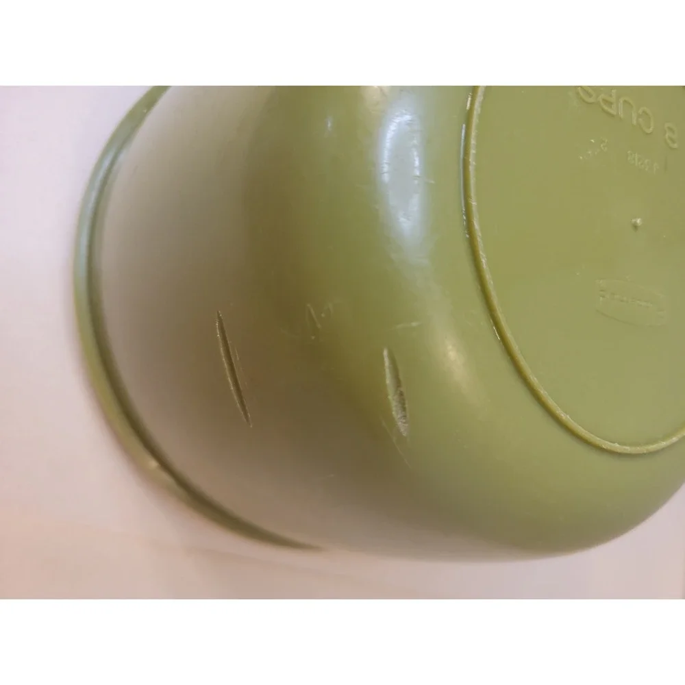Vintage Rubbermaid 8 Cup Green Mixing Bowl & 1.5 Qt Servin Saver Container Set